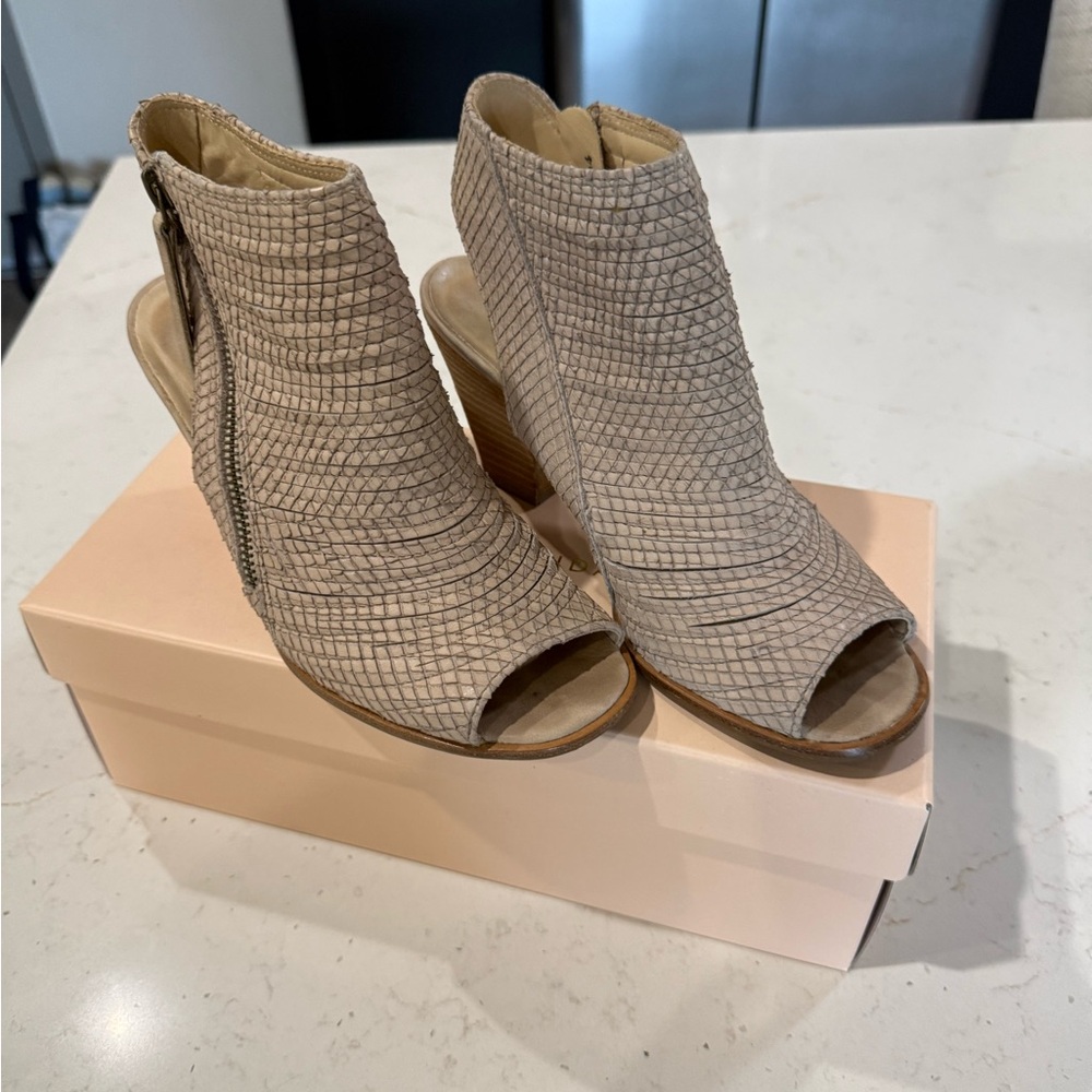 Paul green Women's Peep-Toe Ankle Boots size 5.5